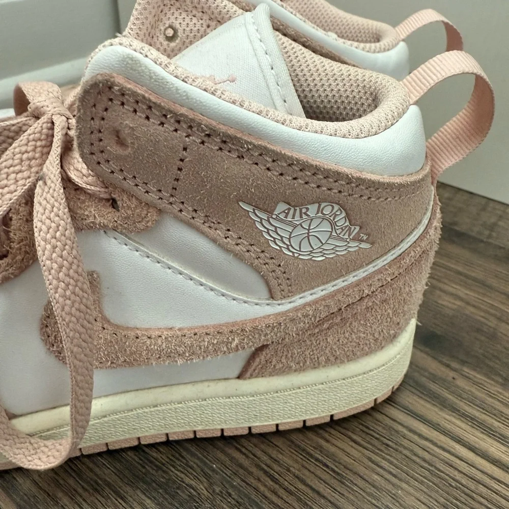 Air Jordan 1 Mid Legend Pink